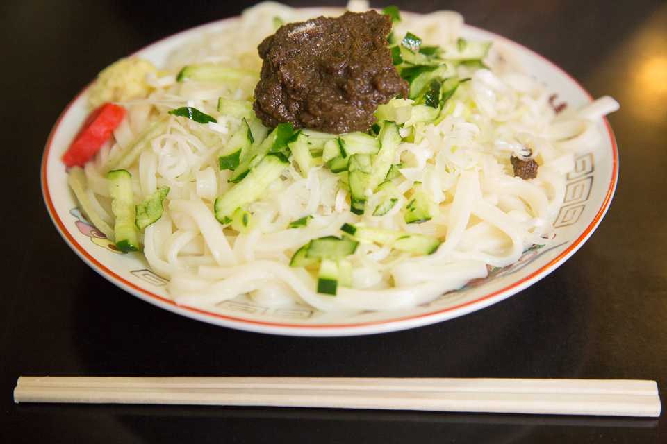 待望のじゃじゃ麺！これを混ぜて食べるのだ