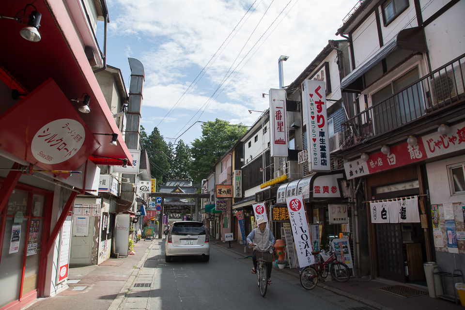 白龍は桜山神社参道に面している