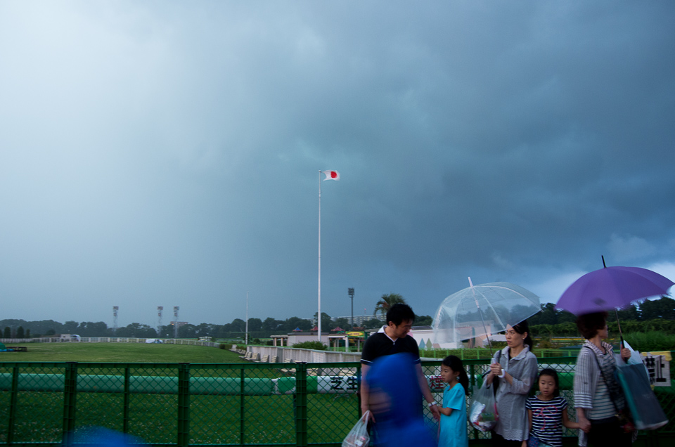 風が強まり雲行きが怪しくなってきた…