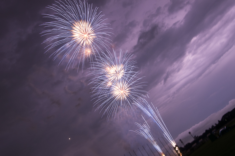 花火の後ろで稲光り