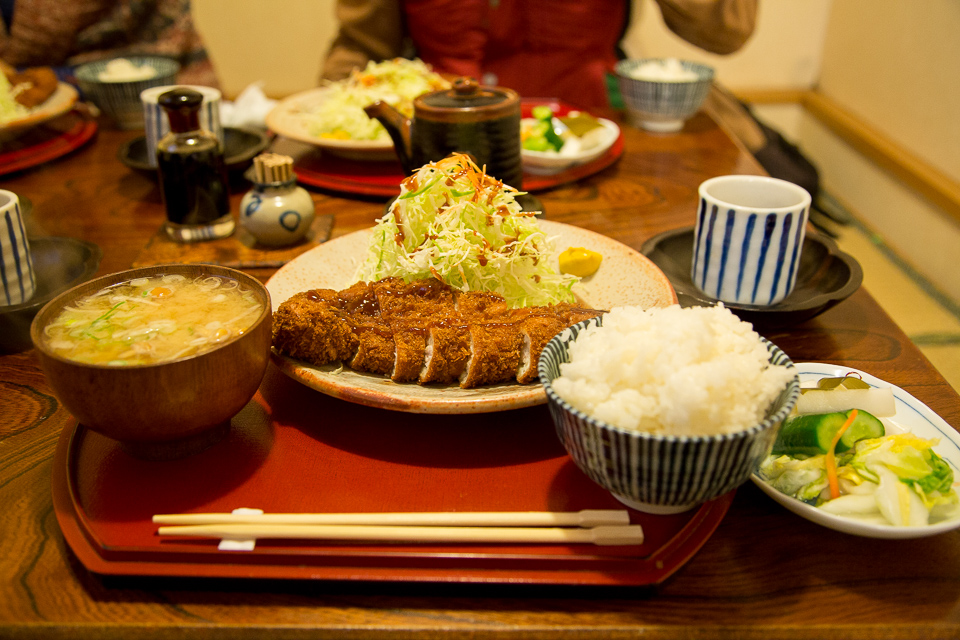 ボリューム満点の定食。カツがさくさくふわふわで美味しい