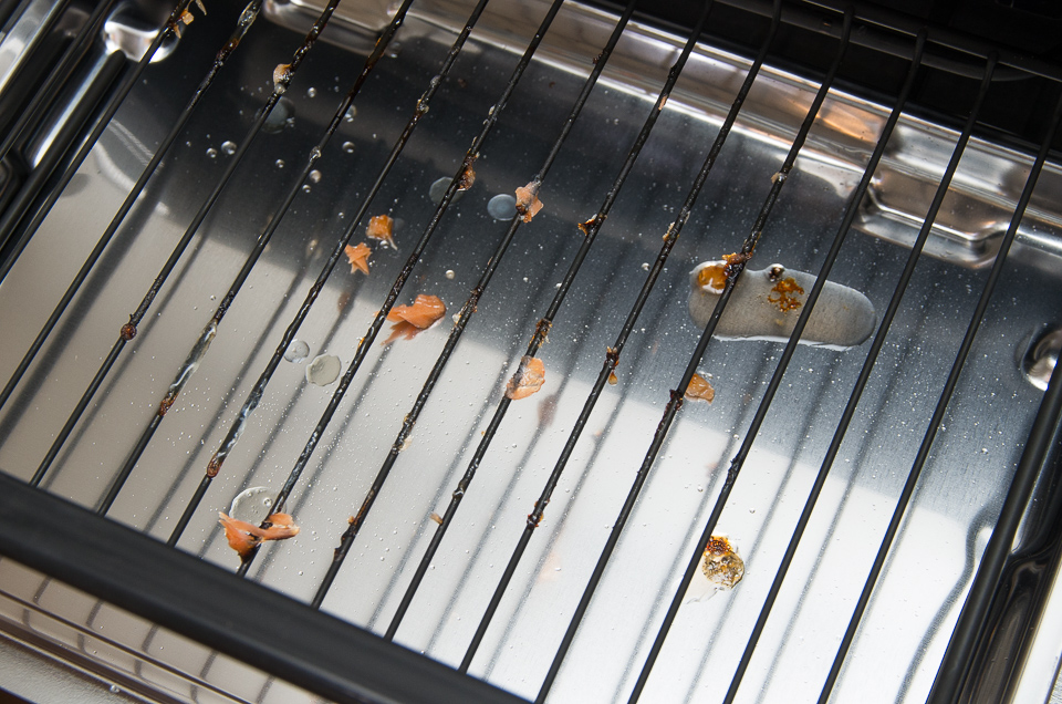 焼きあがった後の網と受け皿はこんな感じ。アルミホイルも敷ける