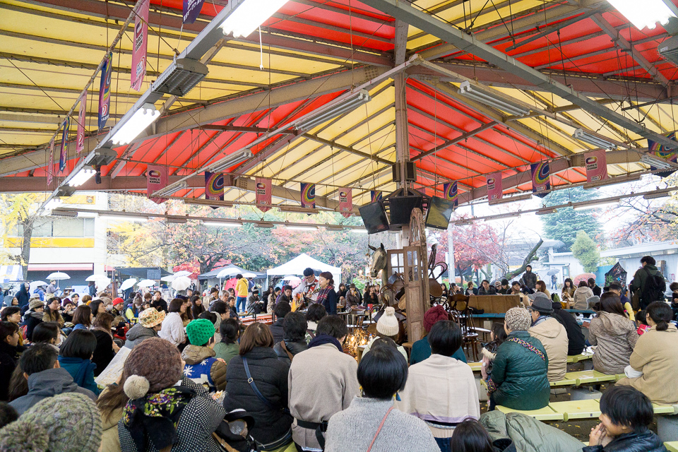 八角テントの下ではライブをしていた