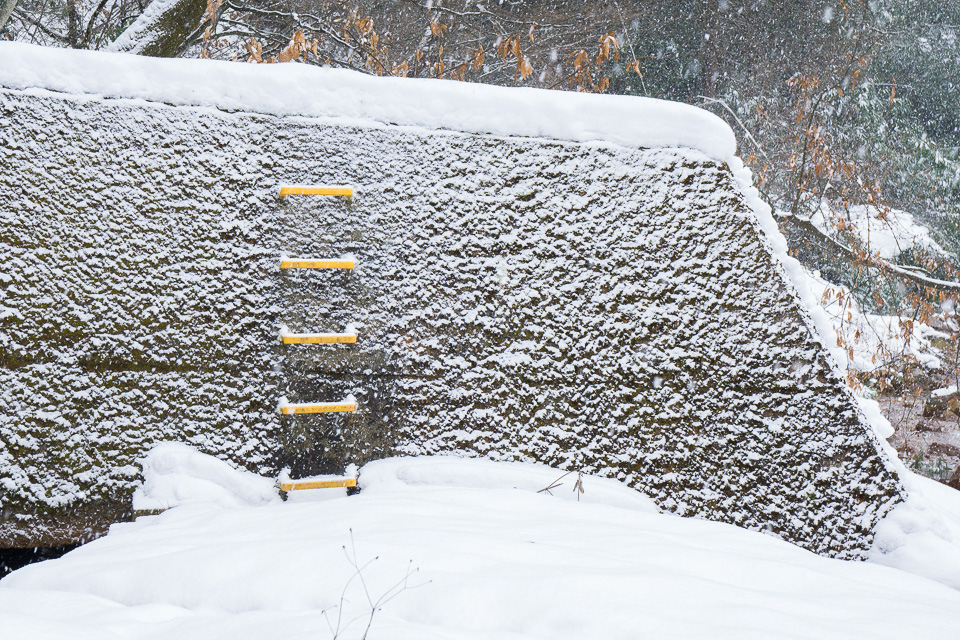 雪がつくる壁の模様