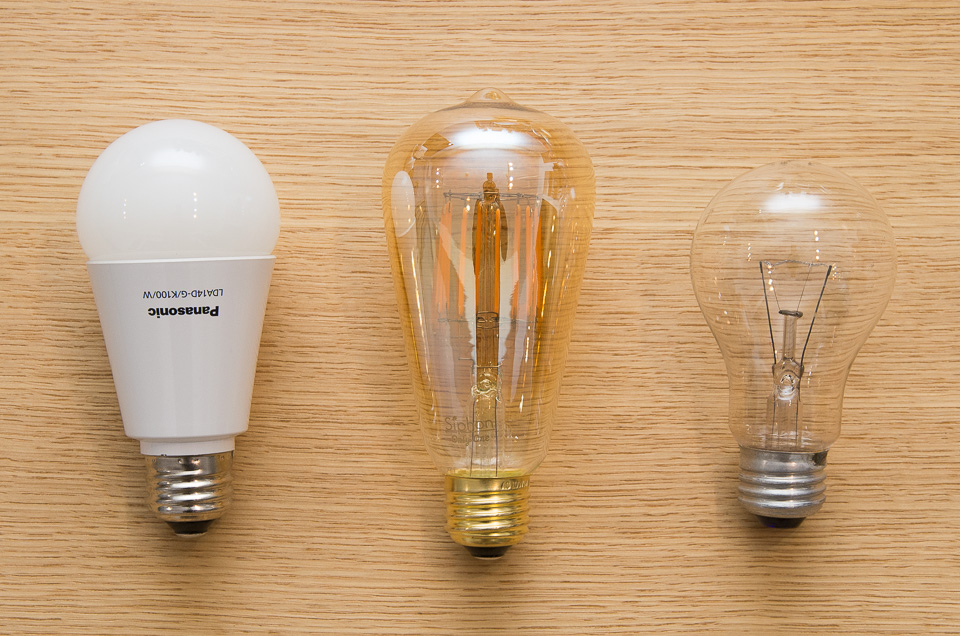 他の電球と比較。左がよくあるタイプのLED電球(100W相当)、サイフォン エジソン、白熱電球(60W)