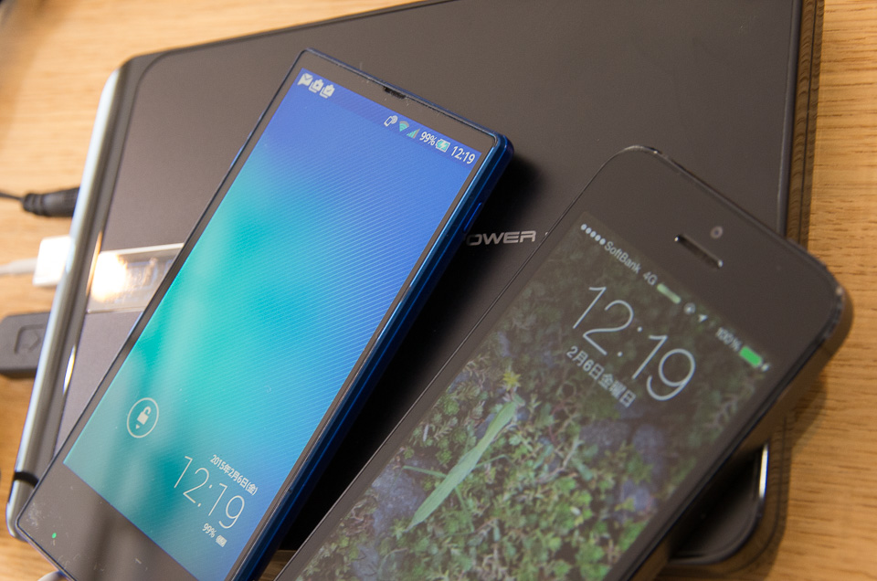 AndroidスマホSHL24とiPhone 5はもちろん同時充電&給電可能