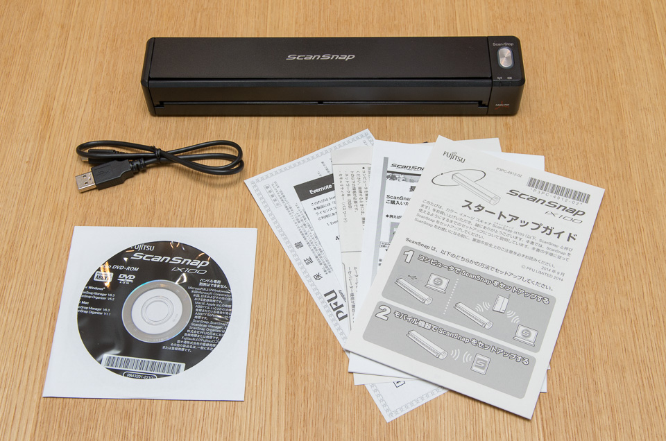 ScanSnap ix100と付属品。USBケーブル、ドライバ＆ソフトウェアディスク、説明書、保証書など