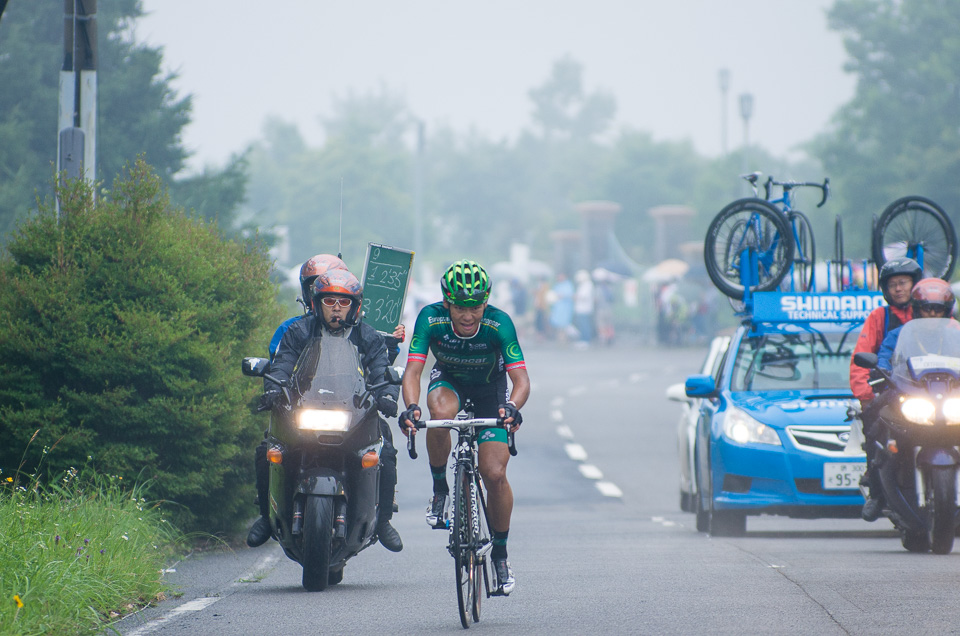 断続的に降る雨の中行われた2013年の全日本選手権ロードレースで独走する新城幸也選手（K-5IIs + DA★60-250mmで撮影）