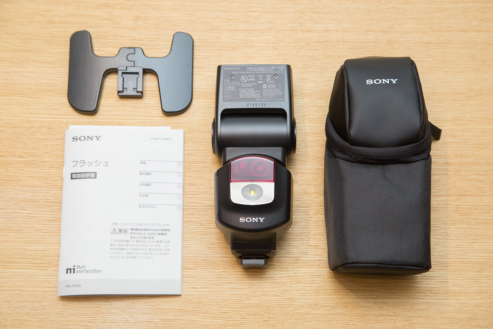 Sony HVL-F43Mと付属品。ミニスタンド、ケース、取扱説明書