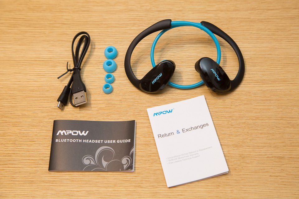 MPOW Cheetah スポーツ Bluetooth 4.1 ヘッドフォンと付属品。USBケーブル、サイズ違いのイヤーピース、取扱説明書など