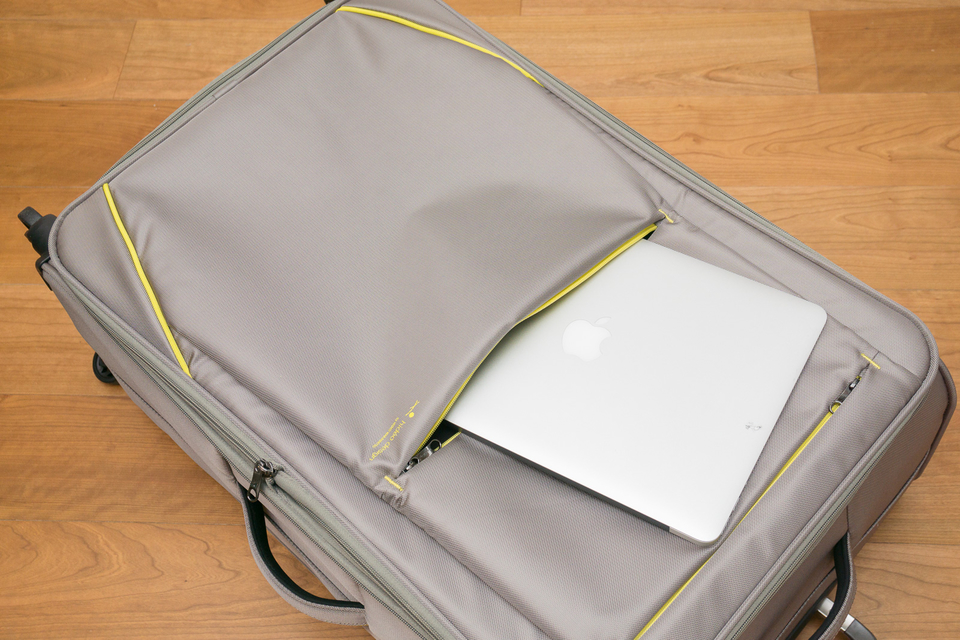MacBook Air 13インチがまるっと入る下部の外ポケット