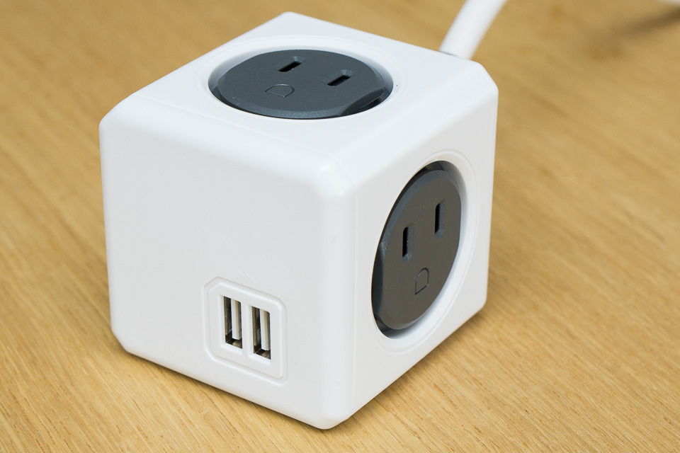 PowerCube本体。Amazonでは、USBポート付き3mコード版のカラバリは黒だけだった。1.5m版は赤青緑も選べた