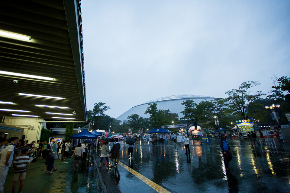 雨の西武球場前駅に到着