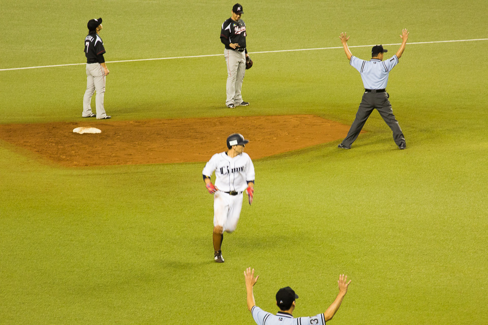 炭谷レフト前タイムリーの後、外崎が二塁野選、鈴木が一塁へ暴投する間に三塁へ。さらにボールデッドによるテイクワンベースで帰塁し1点追加