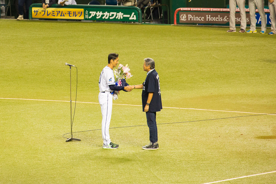 ライオンズファン代表で小倉智昭さんが花束を贈呈