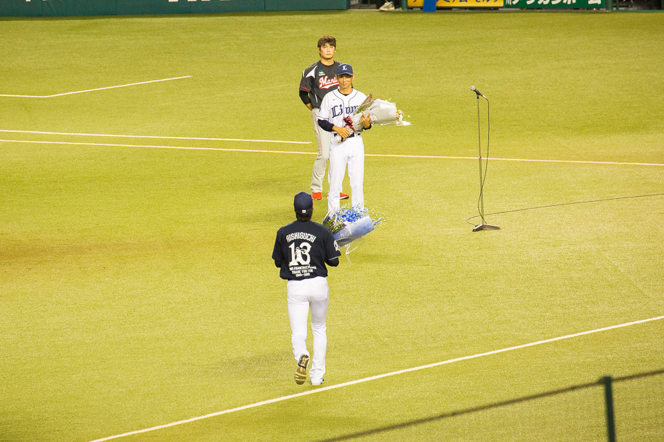 涌井と岸が花束を贈る