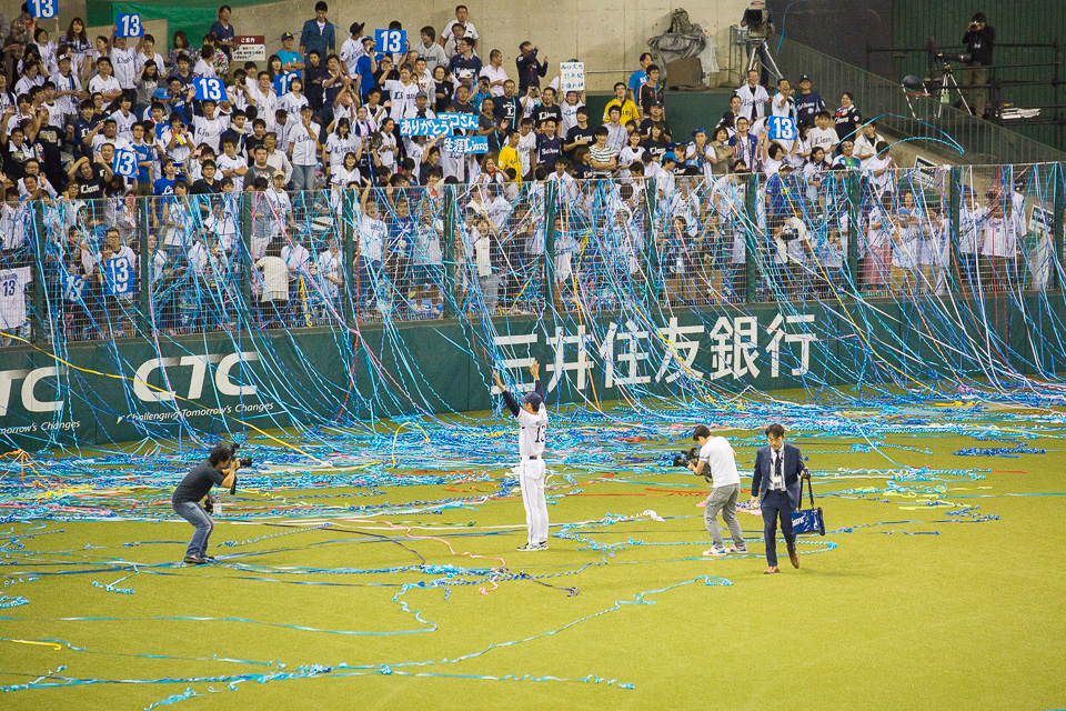 レフトスタンドには惜別の紙テープが舞った