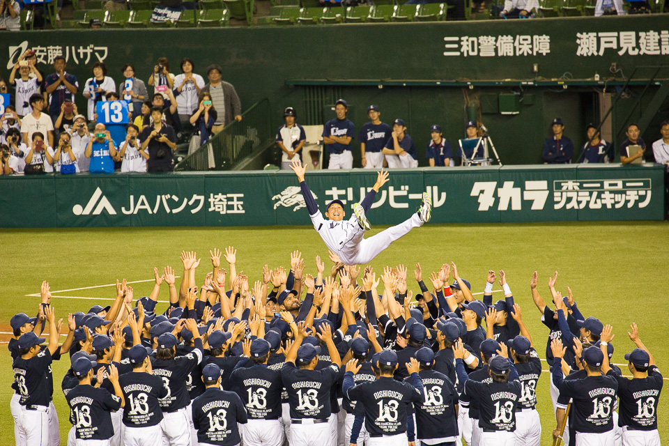 チームメイト達に胴上げされる西口さん