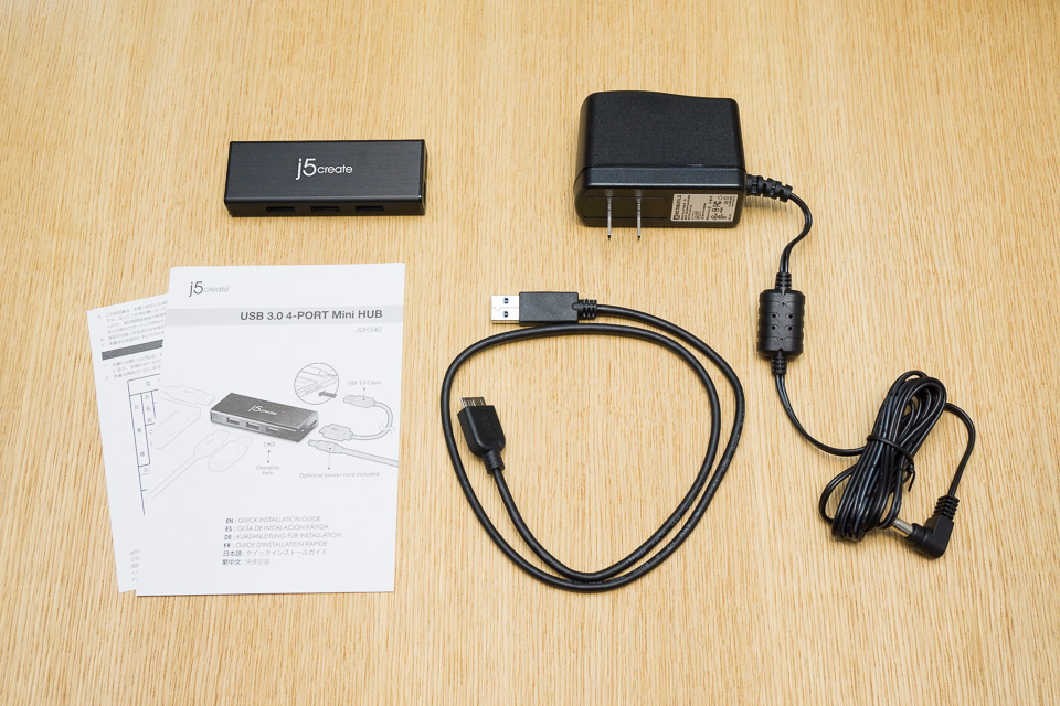 JUH340の本体と付属品。ACアダプター、USBケーブル、取扱説明書が同梱