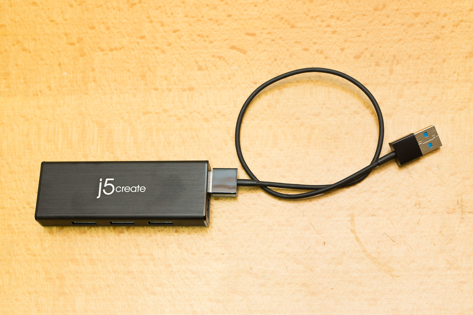 今はケーブルを細くて短いサンワサプライのUSB3.0マイクロケーブルに交換して使っている