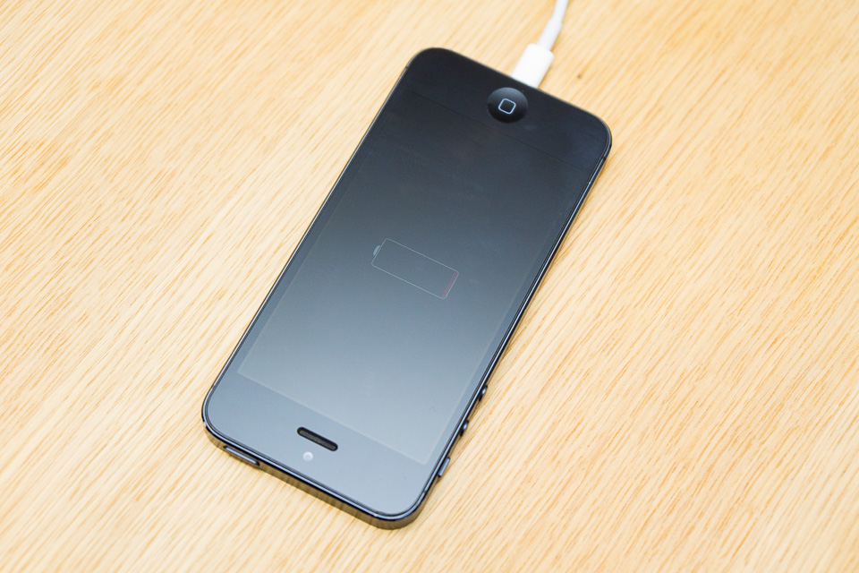 iPhone 5。電池カラッポのためまずは充電