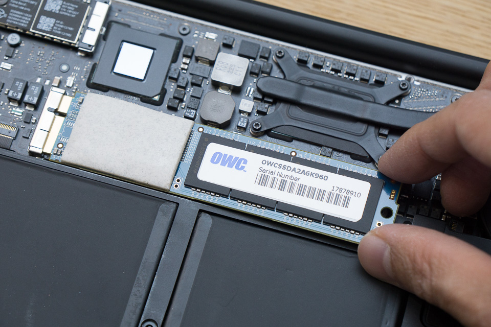 外した時と逆の手順でOWC SSD 960GBを取り付け