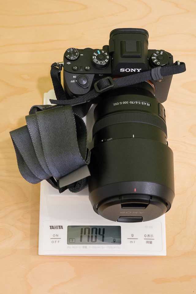 α9 + SEL70300G + ニンジャカメラストラップは、1704g