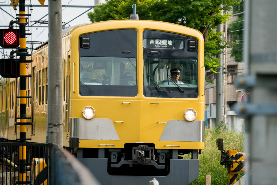 AF-Cで柱の間から撮る西武多摩湖線車両。20コマ/秒の威力で、しっかり顔を覗かせた瞬間を捉えられた