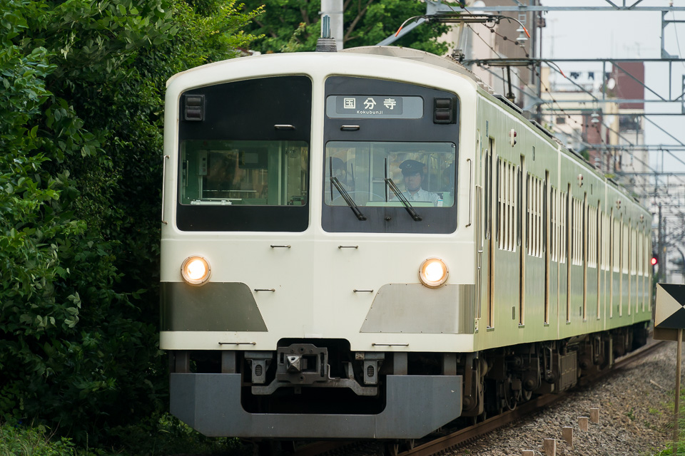 逆側から来た白い西武多摩湖線車両