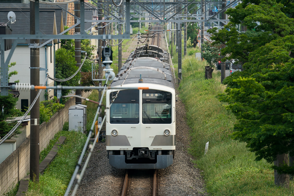 西武国分寺駅へ向かう多摩湖線車両