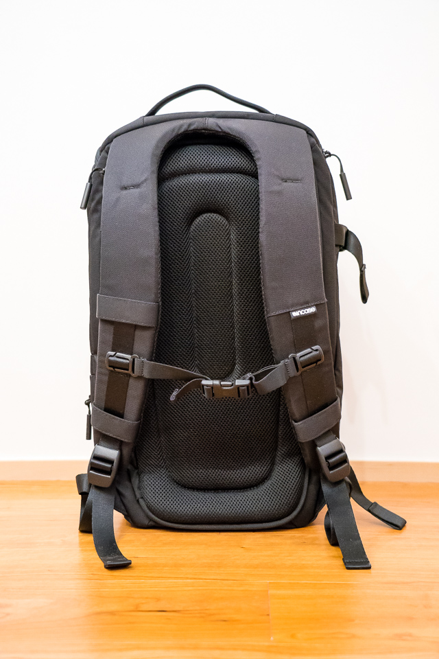 INCASE DSLR Pro Pack 背中側。こちらのクッション部分が開いてカメラ用の部屋へアクセス出来る