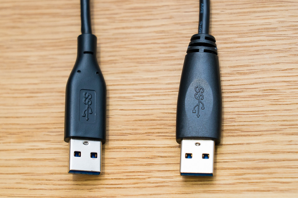 PCに挿すUSB A側のコネクタは、右の5TBの方がやや大ぶり