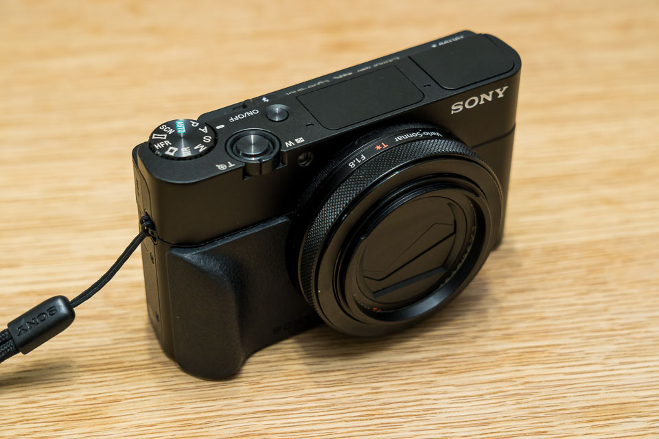 純正グリップAG-R2が付いたRX100M5。見た目は良いけど指のかかりが悪く、ないよりマシ程度のレベル