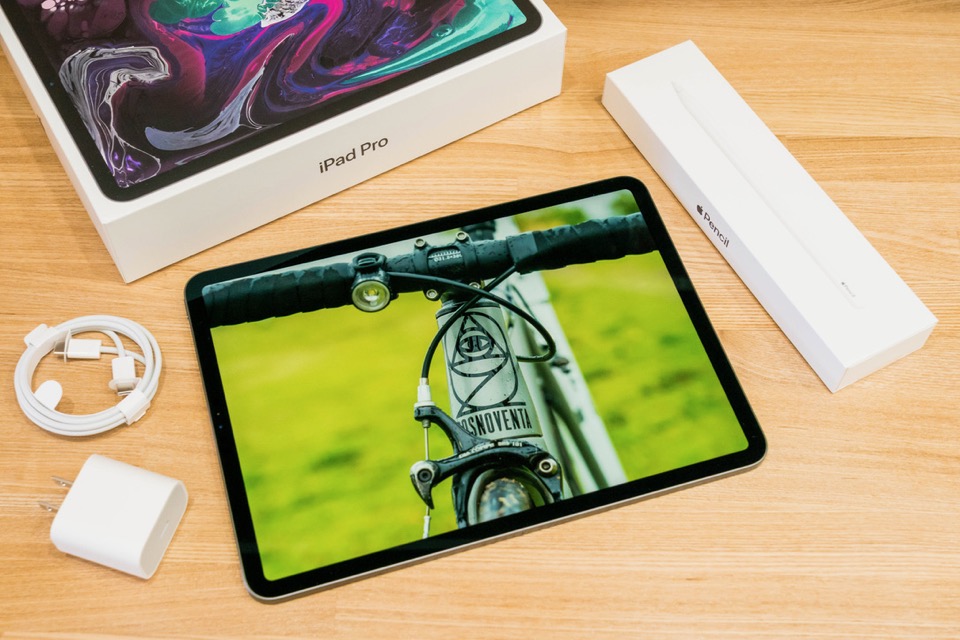 iPad Pro 2018 11インチと付属品とApple Pencil 2（の箱）