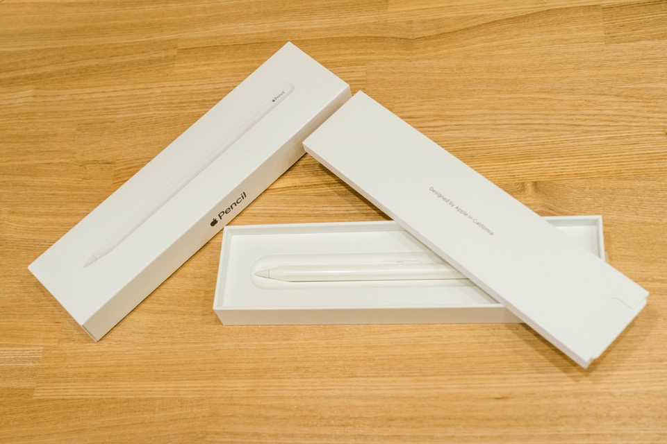 Apple Pencil 2の箱を開封。こちらもビニール包装はタブを引っ張るだけで解ける方式