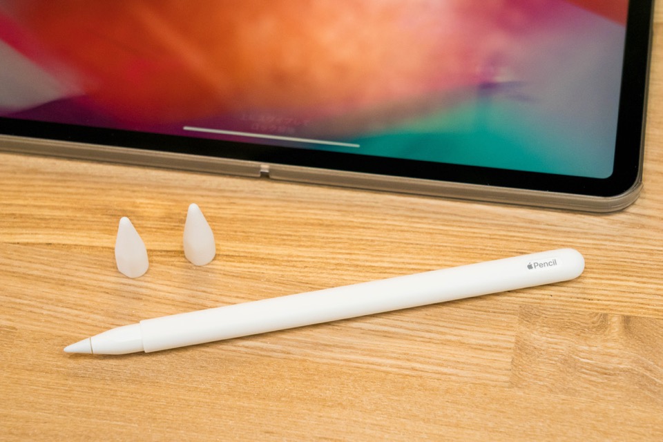 Apple Pencil 2をはめたシリコンスリーブ＋ペン先カバーx2。これでしばらくは使い込むつもり
