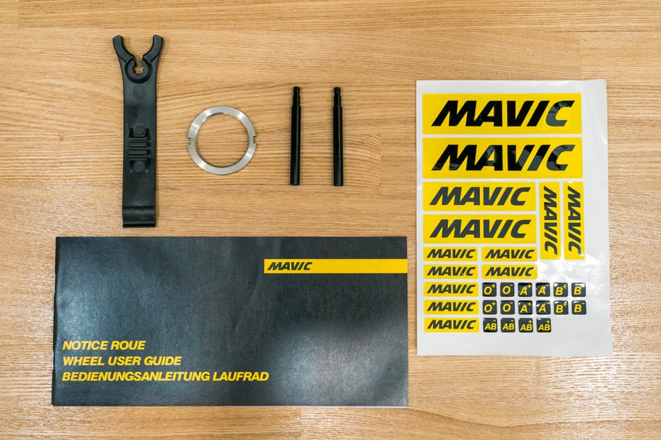 MAVIC ELLIPSEの付属品。ステッカー付いているのが嬉しい