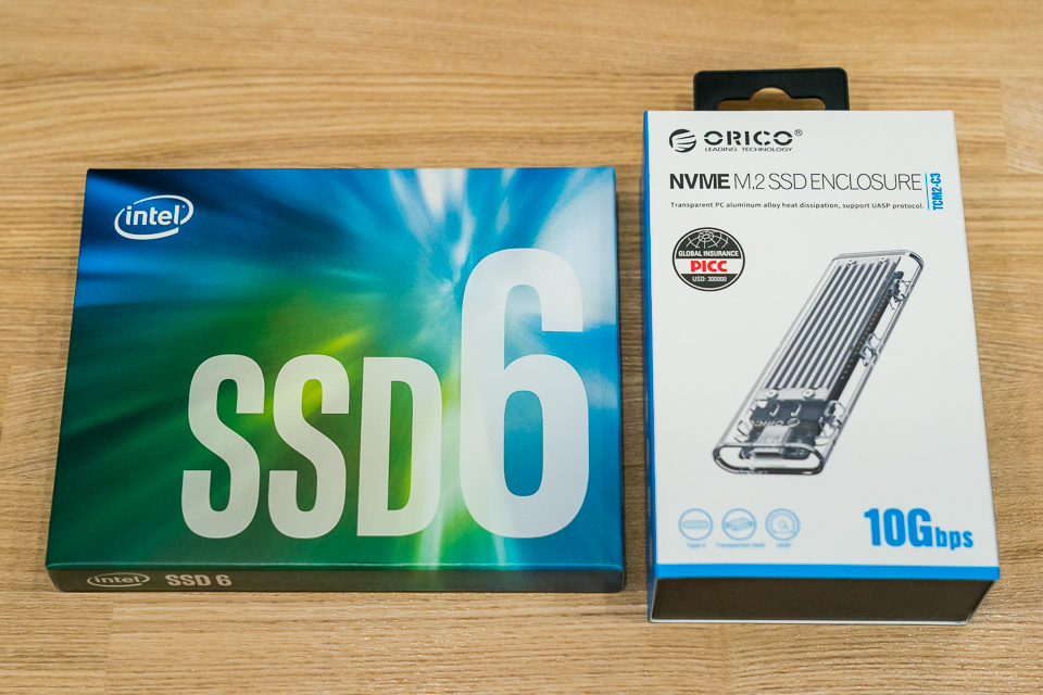 Intel 660p SSDシリーズの箱とORICO USB3.1 NVMe M.2 SSDケースの箱