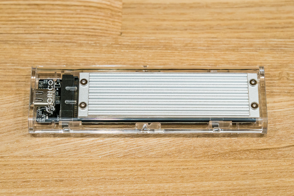 ORICO USB3.1 NVMe M.2 SSDケース。SSD装着部の上面にヒートシンクが来る