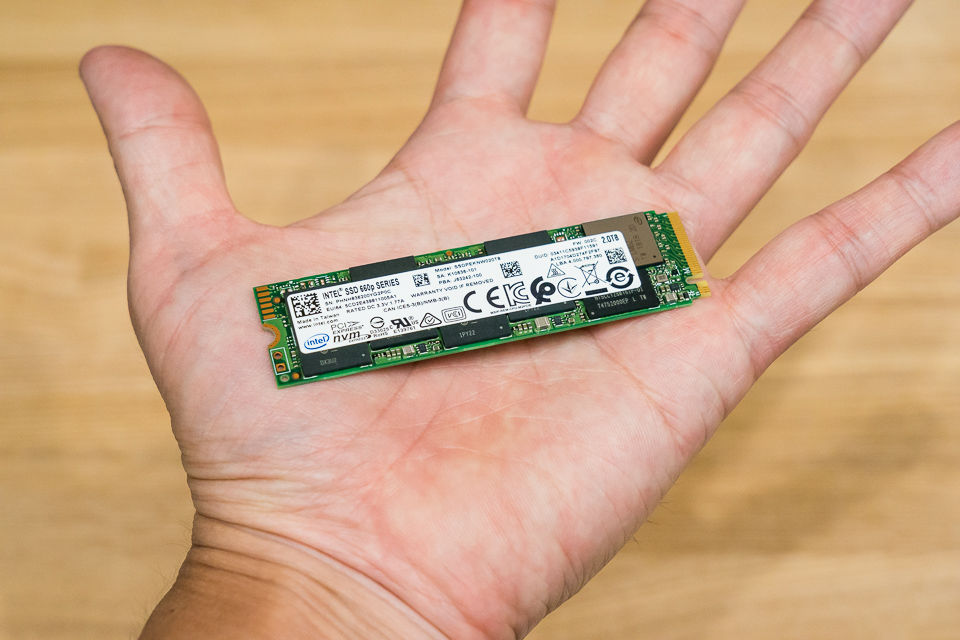 2280サイズでも手のひらより小さいM.2 SSD