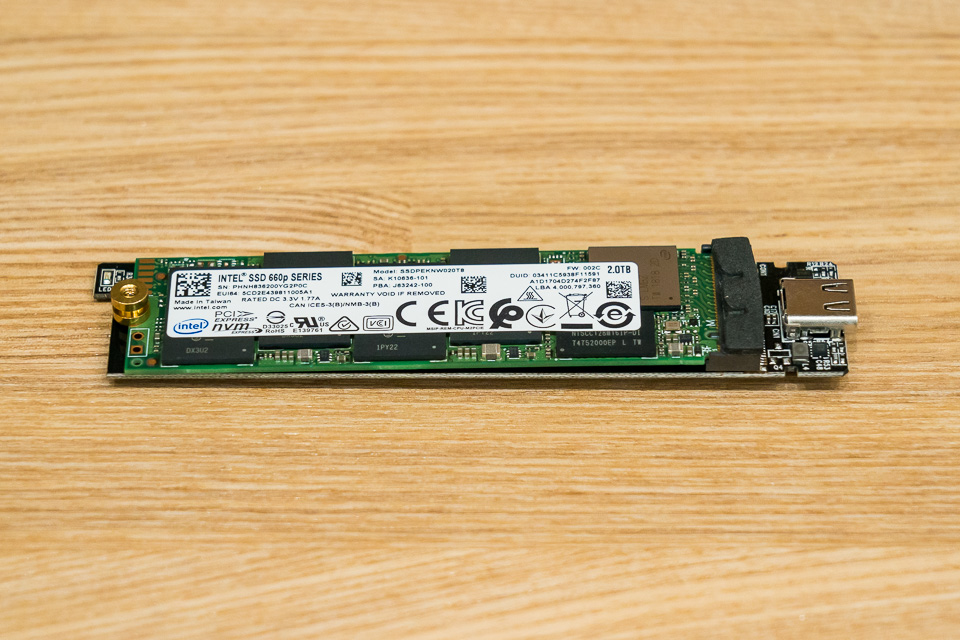 SSDをネジ止めしたところ。SSDの上に雌ネジが来るようにする