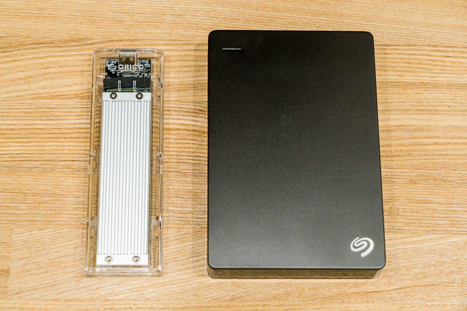Seagate 5TB 2.5インチHDDとORICO USB3.1 NVMe M.2 SSDケースとのサイズ比較。SSD小さい！