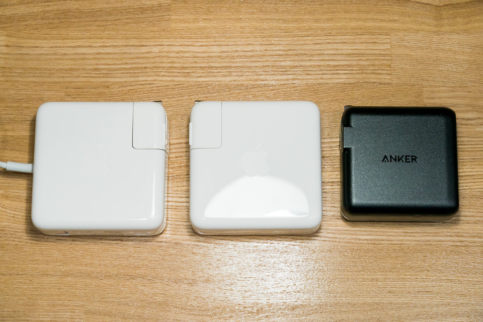 左：Apple Magsafe ACアダプター、中：Apple USB-C ACアダプター、右：Anker PowerPort Speed 1 PD 60