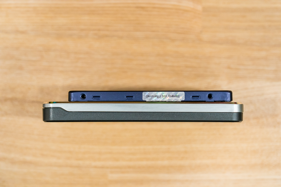 ineoのSSD/HDDケースは9.5mm厚まで対応しているため、7mm厚の5200 ECO SSDと比べると厚手