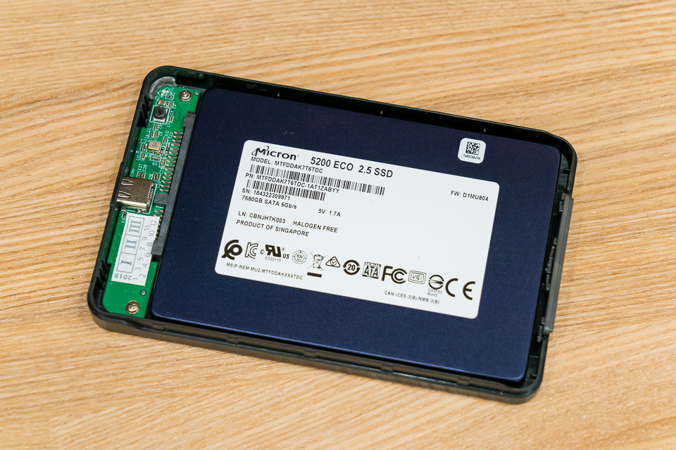 SSD側のSATAの端子を合わせてはめ込むだけの簡単接続