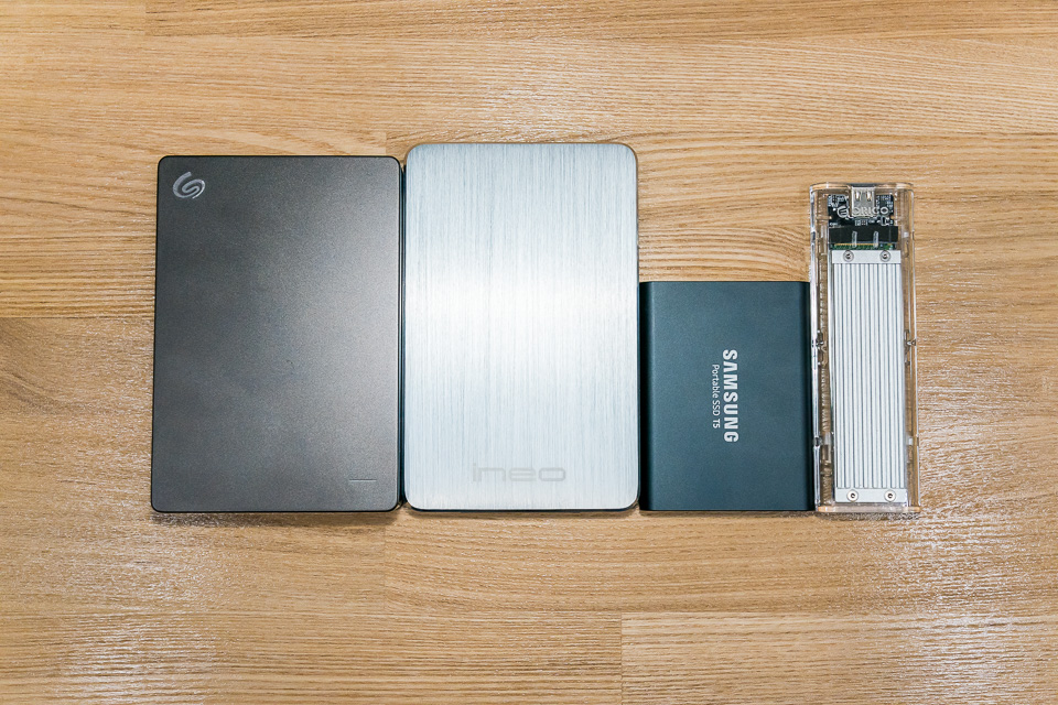 大きさ比較。左からSeagate 5TB HDD、Micron 7.68TB SSD、Samsung 2TB SSD、Intel 2TB SSD