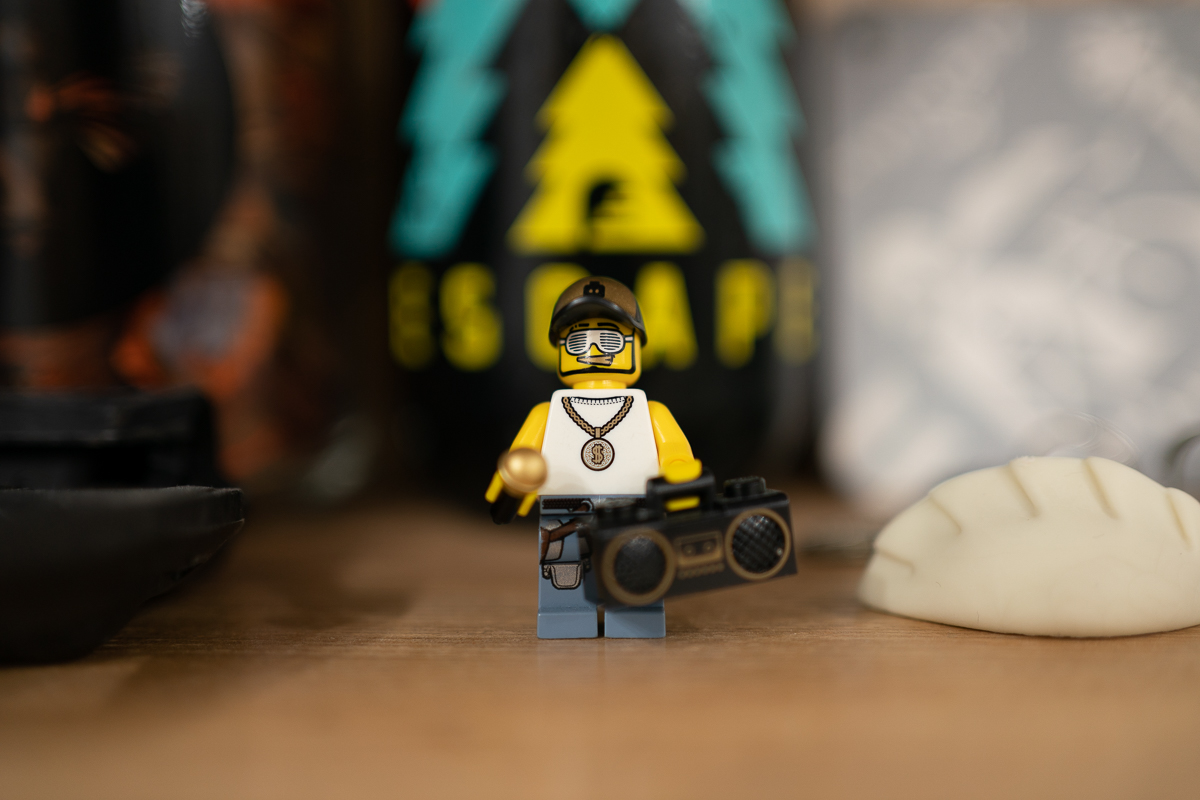 ほぼ最短撮影距離で撮影したレゴのミニフィグ（F1.8、1/160、ISO400）