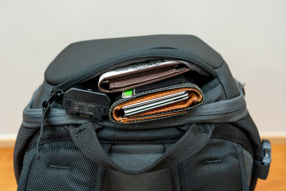 トップの小物入れには財布、カードケース、予備バッテリーなどを入れておける