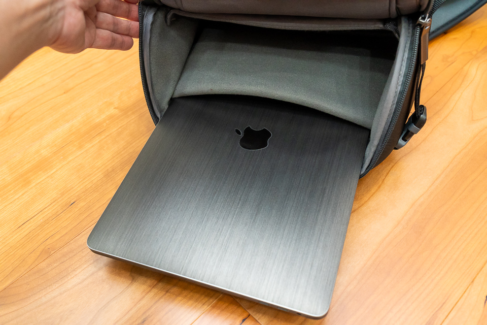 ノートPC収納部は、MacBook Pro 13インチ 2016-2019モデルが、割とギリギリの幅