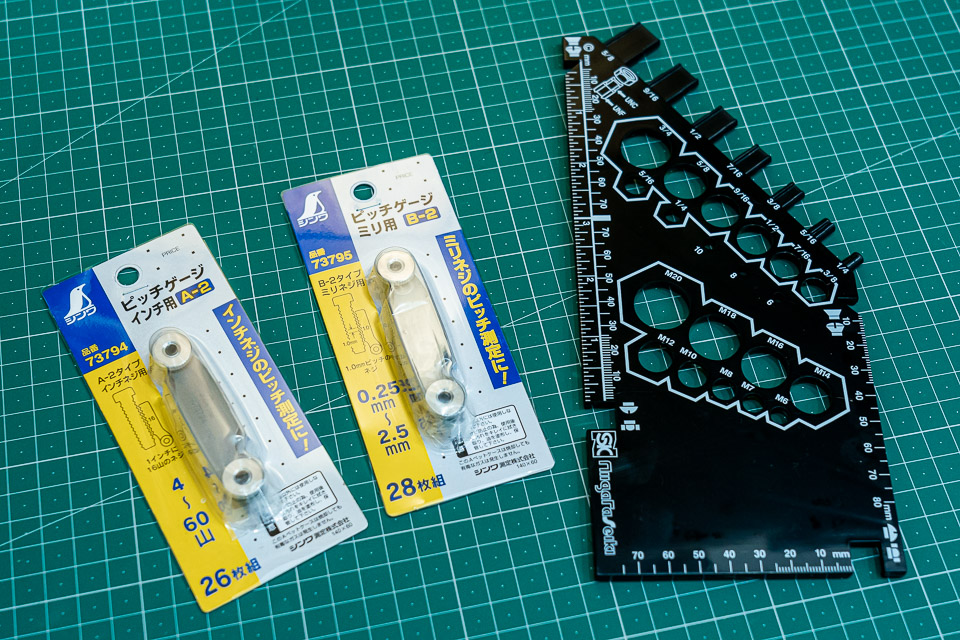 シンワ測定製ピッチゲージ2種類と新潟精機製ナット&ボルトゲージ